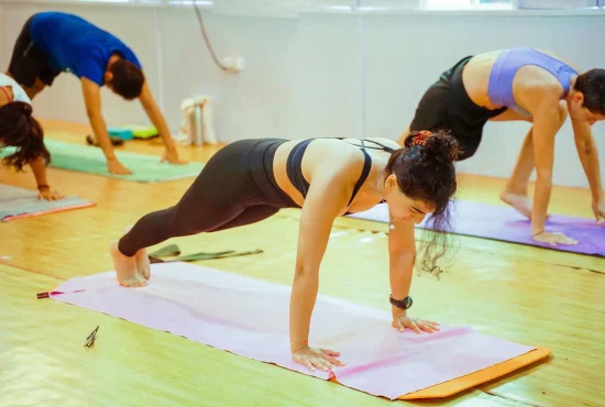 planche collectif Photo d'élèves de Studio Maïtri en train de faire du yoga
